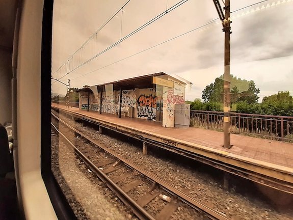 Vista del estado de la estación de tren en la parada de Cazoña. / ALERTA