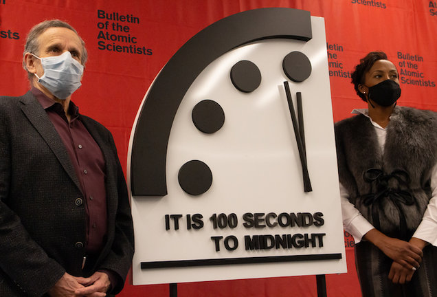 Imagen del reloj simbólico señalando 100 segundos para la medianoche.
BULLETIN OF THE ATOMIC SCIENTISTS/THOMAS GAULKIN