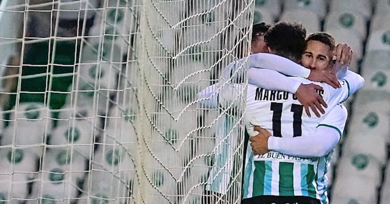 Marco Camus, el autor de la asistencia, y Manu Justo, autor del gol, se abrazan. / Hardy