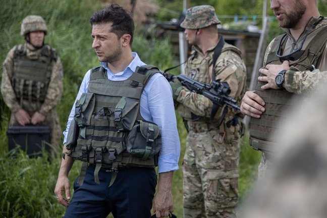 el presidente de Ucrania, Volodimir Zelenski, visitando el frente de guerra