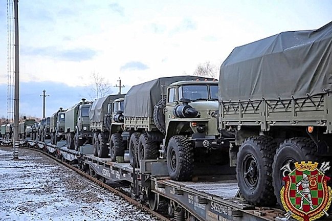 Imagen facilitada por el servicio de prensa del Ministerio de Defensa de Bielorrusia, que muestra la llegada de vehículos militares rusos a Bielorrusia, para un ejercicio de maniobras militares conjuntas. EFE/EPA/BELARUS DEFENCE MINISTRY PRESS SERVICE / HANDOUT
