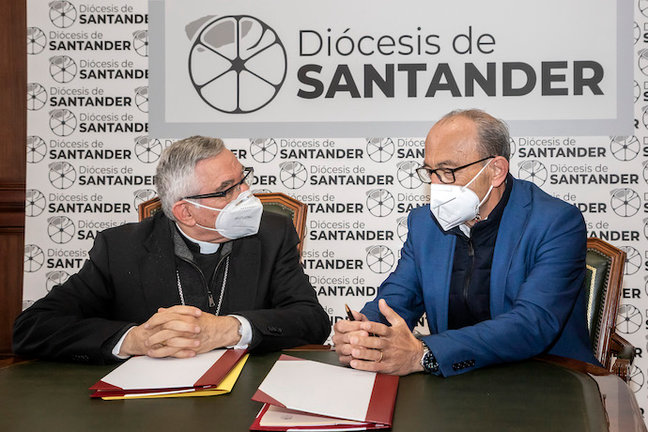 El consejero de Industria, Turismo, Innovación, Transporte y Comercio, Javier López Marcano, firma un convenio con el obispo de Santander, Manuel Sánchez Monge.