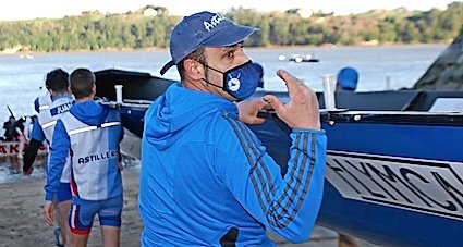 Sergi Carrión, con el resto del equipo en Pedreña llevando la ‘San José’ al agua.