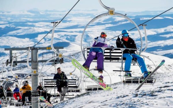Varios esquiadores en las pistas de la estación de esquí de Alto Campoo, donde la cantidad de nieve caída durante el último temporal ha permitido el inicio de la temporada. EFE/Pedro Puente Hoyos