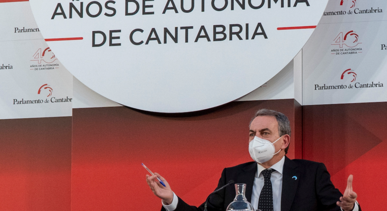 El expresidente del Gobierno José Luis Rodríguez Zapatero, antes de iniciar el ciclo de conferencias sobre la evolución del Estado autonómico, este miércoles en el patio del Parlamento. EFE/ Román G. Aguilera
