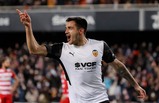 El delantero uruguayo del Valencia CF Maxi Gómez celebra su gol, segundo del equipo ante el Granada CF, durante el partido de la jornada 27 de Liga en Primera División en el estadio de Mestalla, en Valencia. EFE/Juan Carlos Cárdenas
