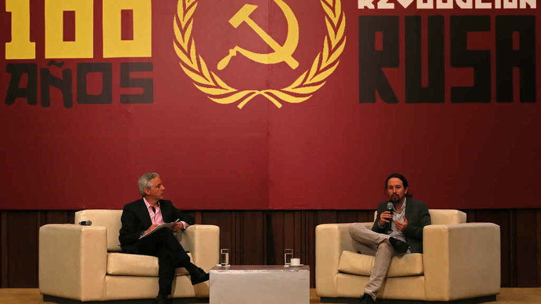 El secretario general de Podemos, Pablo Iglesias, junto al vicepresidente de Bolivia, Álvaro García Linera. Efe