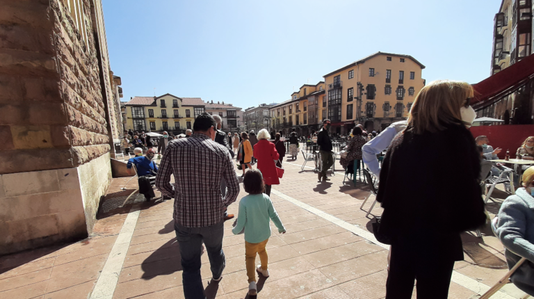 Varias personas por la plaza Roja de Torrelavega. / ALERTA