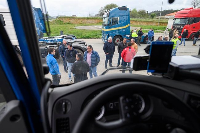 Varios camioneros durante la protesta que han realizado, este jueves, con motivo de la subida de los precios del carburante por la A 67 a la altura de la localidad cántabra de Gornazo. EFE/Pedro Puente Hoyos