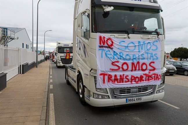 Una caravana de unos 50 camiones y vehículos de transporte ha circulado este lunes por la autovía A-66 entre el polígono del Montalvo y el polígono de Villares de la Reina a modo de protesta por la situación que esta atravesando el sector. EFE/J.M.GARCIA