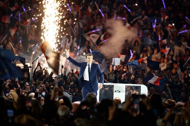 El presidente francés y candidato a la reelección por el partido liberal La Republique en Marche (LREM), Emmanuel Macron (C), llega al primer mitin de campaña de Macron en el estadio Paris La Defense Arena en Nanterre, cerca de París, Francia, el 02 de abril de 2022. La primera vuelta de las elecciones presidenciales francesas tendrá lugar el 10 de abril de 2022 y la segunda el 24 de abril de 2022. (Francia) EFE/EPA/MOHAMMED BADRA