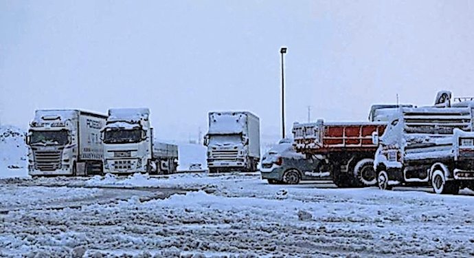 Camiones parados consecuencia de la nieve caída.