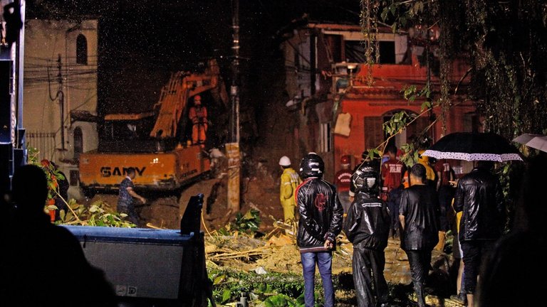 El estado de Río de Janeiro fue escenario de fuertes lluvias, acumulación de agua en zonas de montaña y peligrosos deslaves. Decenas de bomberos fueron desplegados hacia esa región para trabajar en labores de rescate.
