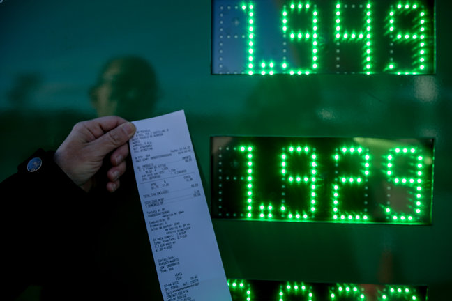 Una persona muestra el ticket del precio de su gasolina en una gasolinera el día en que ha entrado en vigor la rebaja de 20 céntimos en el litro de la gasolina. / Ricardo Rubio / Europa Press