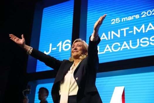 La candidata presidencial del partido de extrema derecha Rassemblement National (RN), Marine Le Pen, saluda a sus seguidores durante una reunión de campaña en Saint-Martin-Lacaussade.
Foto: Agencia AFP