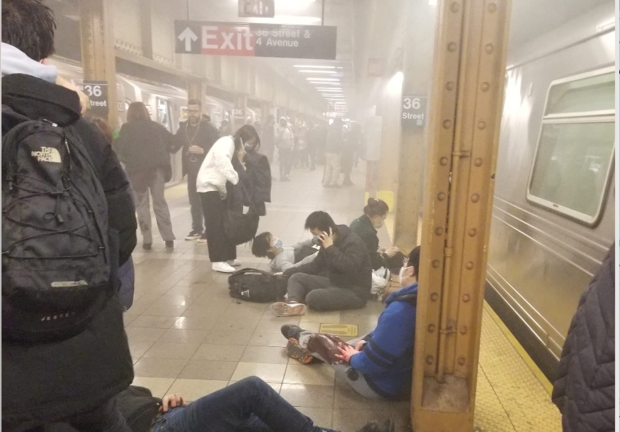 Varios heridos en un tiroteo en una estación de metro de Nueva York.