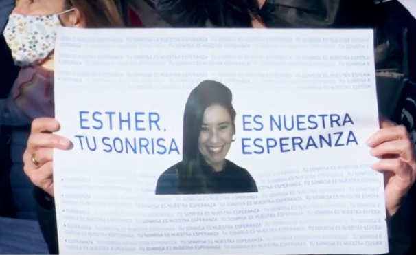 Una vecina de Traspinedo sostiene un cartel con el rostro de la joven fallecida. / ALERTA