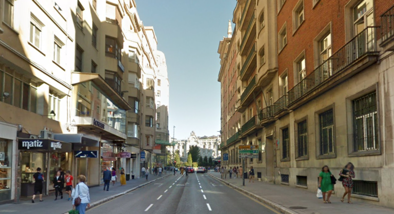 Varias personas por la calle Isabel II en Santander. / ALERTA