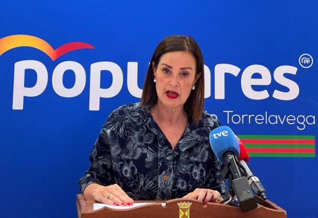 La portavoz municipal del PP, Marta Fernández Teijeiro durante la rueda de prensa. / ALERTA