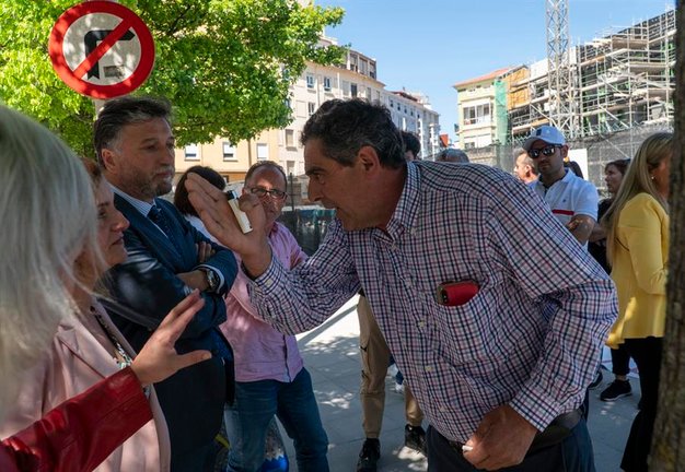 Un ganadero discute con la diputada regional del PRC Ana Obregón frente al Parlamento de Cantabria en Santander este lunes durante la concentración en protesta contra el lobo ibérico. EFE/ Román G. Aguilera