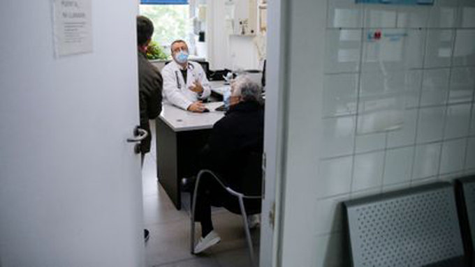 Un médico atiende a una paciente en un centro de salud.