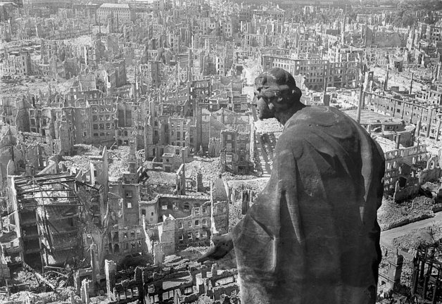 Dresde tras el bombardeo vista desde lo alto de la torre del ayuntamiento. Famosa foto de Richard Peter