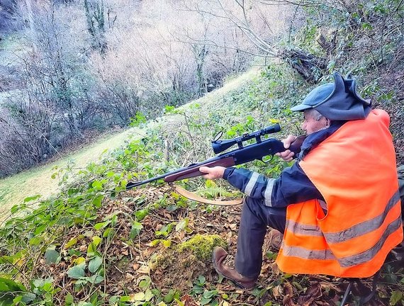 Un cazador aguarda en su puesto de tiro. / Saja