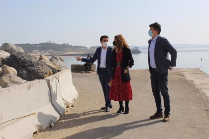 Casares, Quiñones y Fernández del PSOE en la playa Los Peligros.