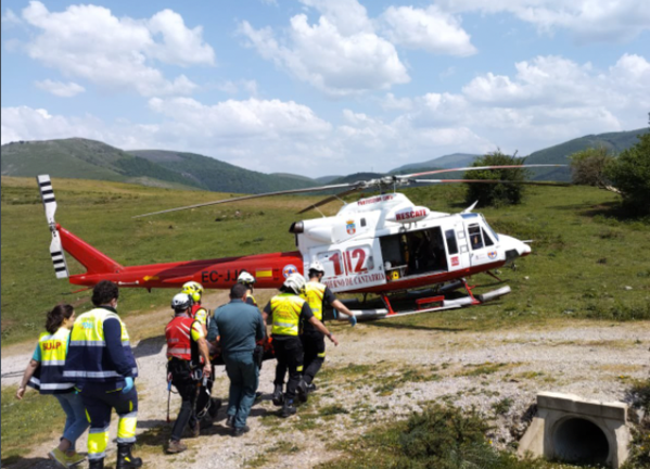 El equipo de intervención del helicóptero durante el rescate del hombre fallecido. / ALERTA