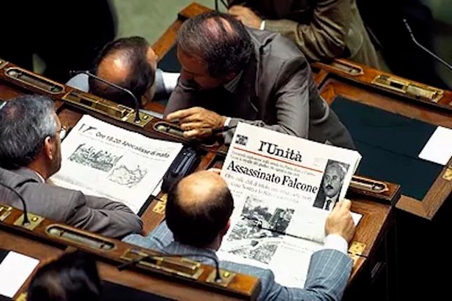 Miembros del gobierno italiano leen la noticia del asesinato de Falcone, en 1992.GETTY