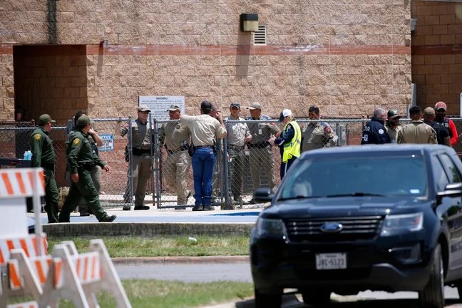 Mueren 14 niños y un profesor en un tiroteo en una escuela primaria de Texas, según el gobernador.