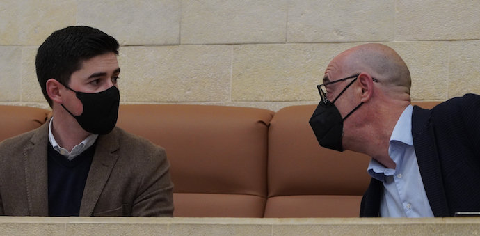 Félix Alvarez y Diego Marañón en el Parlamento de Cantabria. / ALERTA
