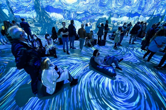 Varias personas observan la exposición "El Mundo de Van Gogh", un viaje multisensorial y único por el universo del pintor holandés, en Santander. EFE/Pedro Puente