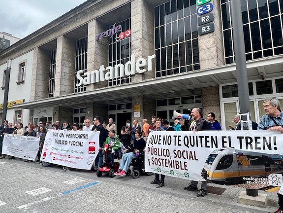 Movilización en defensa del ferrocarril en la estación de Santander