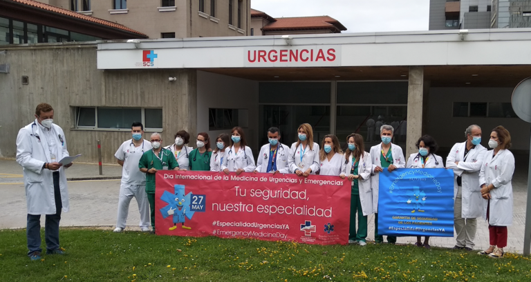 Profesionales del Hospital de Valdecilla se concentran para reclamar una especialidad en Urgencias.