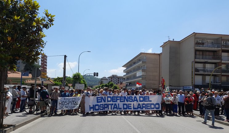 La manifestación ha discurrido entre la calle República de Colombia y el centro sanitario en un ambiente de reivindicación. / ALERTA