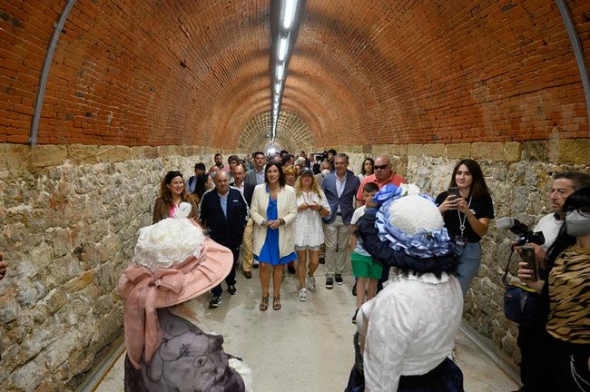 La alcaldesa de Santander, Gema Igual (c), durante la inauguración del antiguo Túnel de Tetuán, este sábado en la capital cántabra. EFE/ Pedro Puente Hoyos