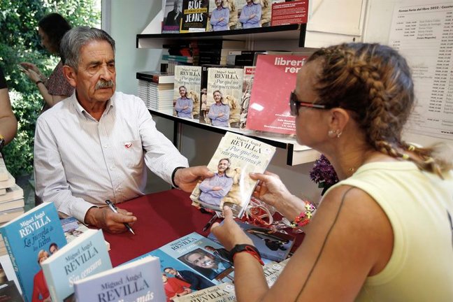 El presidente de Cantabria, Miguel Angel Revilla, ha firmado libros en la Feria del Libro de Madrid que afronta su ecuador este domingo. EFE/Javier López