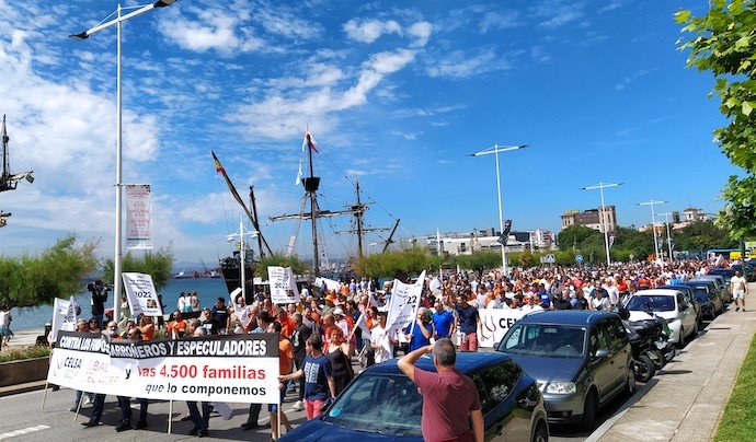 Cientos de trabajadores de la fábrica Global Steel Wire durante la protesta de hoy.