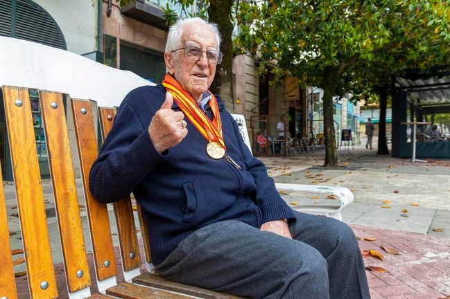 Jaime Asensio Ballesteros (Torrelavega, 1922) puede ser, a sus 100 años, uno de los atletas aficionados más longevos y laureados, con más de 150 medallas en campeonatos de Europa y España en diferentes modalidades de deporte para veteranos, además de incontables récords. EFE/Javier G. Paradelo