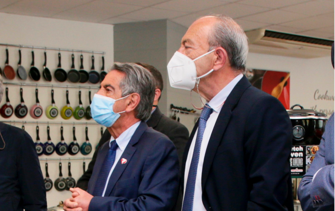 Revilla y Marcano durante una visita a la empresa de Guriezo, Vitrinor. / ALERTA