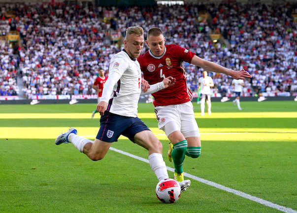 El inglés Jarrod Bowen (L) y el húngaro Attila Szalai luchan por el balón durante el partido de fútbol del grupo C de la UEFA Nations League entre Inglaterra y Hungría en el estadio Molineux. Foto: Nick Potts/PA Wire/dpa