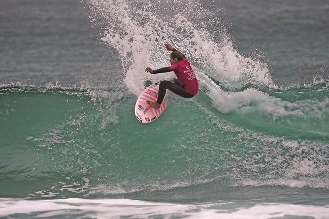 Un surfista sobre una ola durante la competición. / Alerta