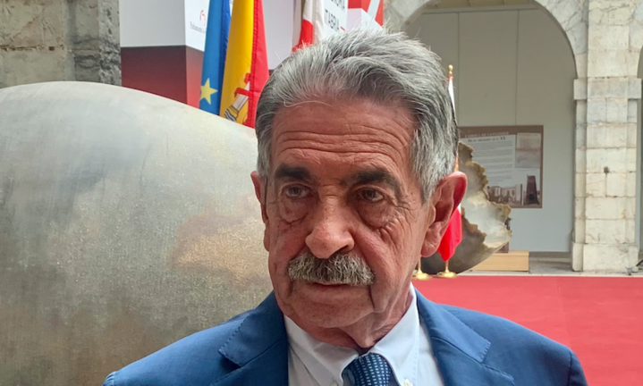 El presidente de Cantabria, Miguel Ángel Revilla, este lunes en Santander zantes de entrar al pleno del Parlamento de Cantabria. EFE/ Pablo G. Hermida