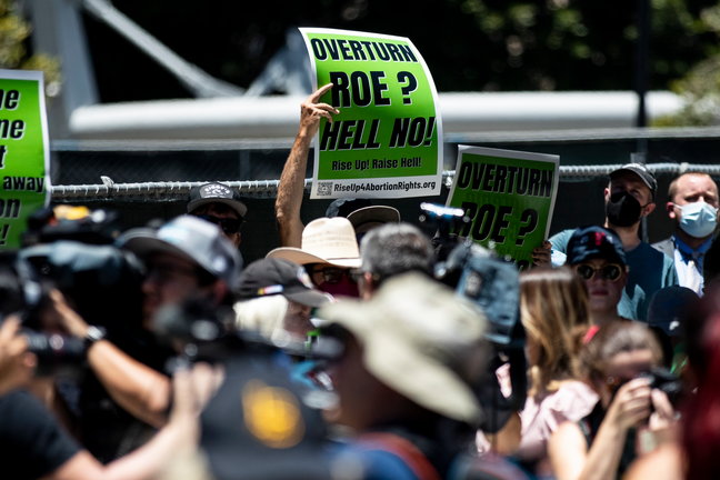 Un manifestante sostiene un cartel que dice 'Overturn Roe? Hell No!' durante una protesta tras la decisión de la Corte Suprema de EE.UU. EFE/EPA/ETIENNE LAURENT