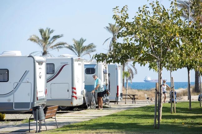 Usuarios de la zona de estancia de autocaravanas dotada de servicios en la Playa del Pinar de Castellón, en una fotografía de archivo. EFE/Domenech Castelló
