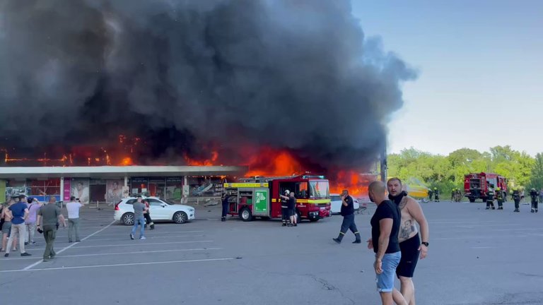 “El centro comercial está en llamas, los bomberos están tratando de extinguir el fuego, y la cantidad de víctimas es imposible de imaginar”, afirmó el presidente de Ucrania.