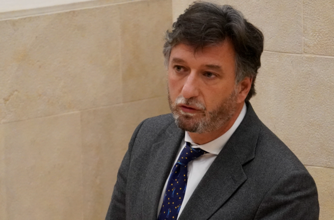 El portavoz de Vox, Cristóbal Palacio durante la sesión en el Parlamento de Cantabria. / ALERTA