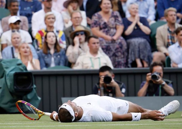 El español Rafael Nadal en acción durante el partido de 4ª ronda contra el holandés Botic Van De Zandschulp en el Campeonato de Wimbledon. EFE / TOLGA AKMEN