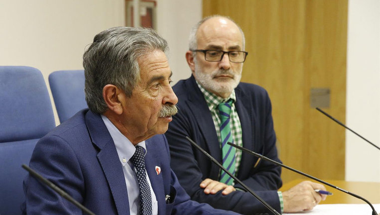 El presidente de Cantabria, Miguel Ángel Revilla, en rueda de prensa junto a Miguel Rodríguez, consejero de Sanidad.